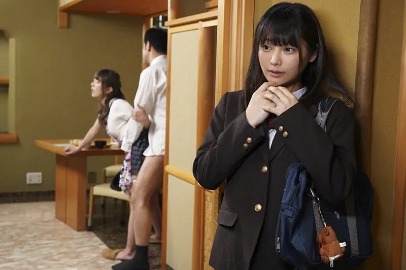 Em gái nhỏ riêng thấy thèm khi nhìn trộm bố dượng nắc mẹ