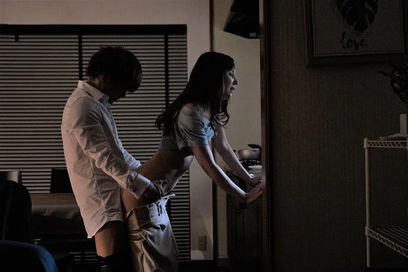 Tiền bối đi bàn việc làm ăn, cậu nhân viên đến nhà xoạc vợ ông ấy