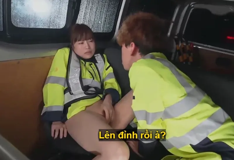 Bà xã đi làm kiếm thêm phụ anh xã rồi lại rung động với cậu trai trẻ vì thiếu thốn